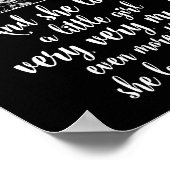 そして彼女は小さな女の子を一層愛した ポスター (角)