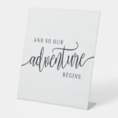 そして我々の冒険が始まモダンる 台座サイン (正面)