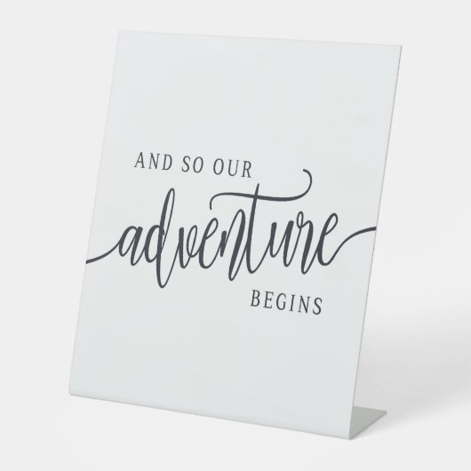 そして我々の冒険が始まモダンる 台座サイン (正面)