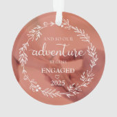 そして我々の冒険は2025年に始ま婚約したる オーナメント (裏面)