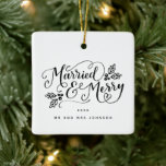 そして手結婚したに入ったメリークリスマス セラミックオーナメント<br><div class="desc">愛する人々と共結婚したに年々愛されるこのシックでモダン休日のオーナメントと初めてのクリスマスのための記念の品。ハンドドローモダンドのホリーにアクセントを付け結婚したた「とメリー」と言うオリジナルのハンドレタリングを搭載。両面自分カスタマイズの文字でこのデザインは追加の色で使用でき、コレクションの一部である。</div>
