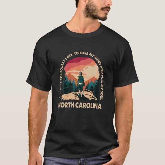 そして森の中にノースカロライナのお土産F Tシャツ (正面)