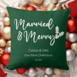 そして結婚した初めてのクリスマスのメリー新婚グリーン クッション<br><div class="desc">愛する人の初めてのクリスマスをカップル結婚したとして特別に！森の緑のこの結婚した初めてのクリスマスとメリー装飾用クッションは、完璧なギフトアイディア!清潔でフォントとモダンクラシックの休日の色で、この枕は任意のホームデコルにフェスティバルtouchを追加する。"とよくはしゃぐ"のメメリーッセージは、一緒に彼らの最初の休暇のシーズンに思い祝を持って感傷的な方法である。彼らの与えハートに喜びと暖かさを持ち込むギフト – 今日私たちの初めてのクリスマスと装飾用クッションを注文す結婚したるメリー!</div>