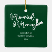 そして結婚した初めてのクリスマスのメリー新婚グリーン セラミックオーナメント (裏面)