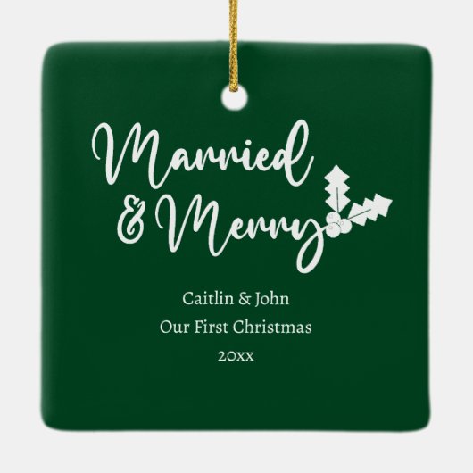 そして結婚した初めてのクリスマスのメリー新婚グリーン セラミックオーナメント (裏面)