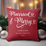 そして結婚した我々の初めてのクリスマスは新たに赤に染まった クッション<br><div class="desc">愛する人の初めてのクリスマスを特別なカップルとして作る結婚した方法を探して？クリスマスレッド結婚したの私たちメリーの「私たちの初めてのクリスマスと」装飾用クッションは完璧なギフトアイディア!清潔でフォントとモダンクラシックの休日の色で、この枕は任意のホームデコルにフェスティバルtouchを追加する。"とよくはしゃぐ"のメメリーッセージは、一緒に彼らの最初の休暇のシーズンに思い祝を持って感傷的な方法である。彼らの与えハートに喜びと暖かさを持ち込むギフト – 今日私たちの初めてのクリスマスと装飾用クッションを注文す結婚したるメリー!</div>