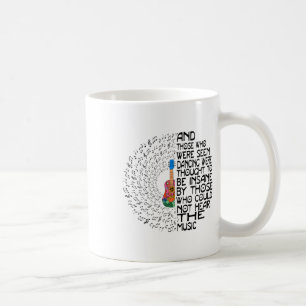そして踊りを見た者は考えいた コーヒーマグカップ