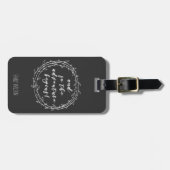 そして、冒険が始まる – 手書きのスクリプト ラゲッジタグ (正面横)