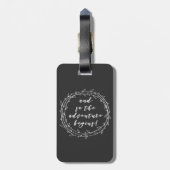 そして、冒険が始まる – 手書きのスクリプト ラゲッジタグ (裏面縦)