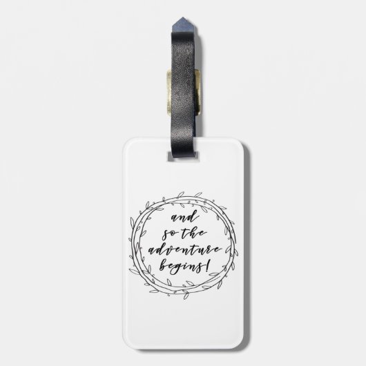 そして、冒険が始まる – 手書きスクリプト ラゲッジタグ (裏面縦)