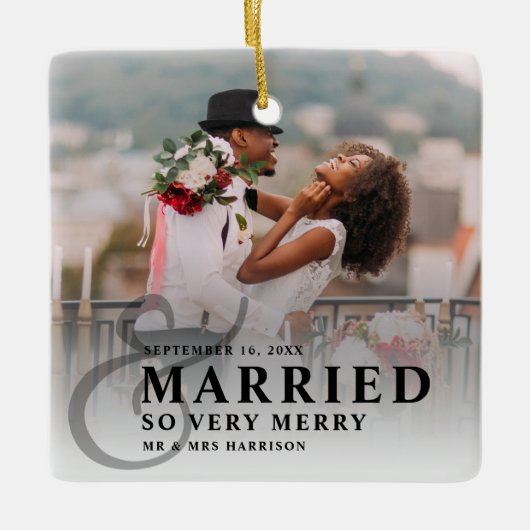 そし結婚したて非常にメリーの結婚写真 セラミックオーナメント (正面)