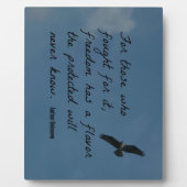 そのために戦った人々にとって、自由は味がある フォトプラーク (正面)