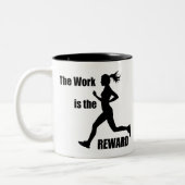 その仕事は女性の報酬のランナーだ ツートーンマグカップ (左)