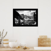 その他のモレーヌ湖（黒と白） ポスター (キッチン)