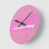その女の子はピンクの明るい水玉模様 ガーリー ラウンド壁時計 (傾斜)