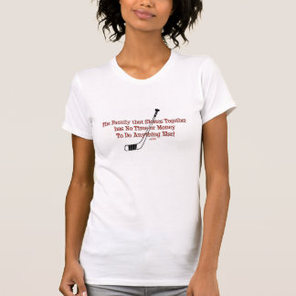 その家族は一緒にスケートで滑ります Tシャツ