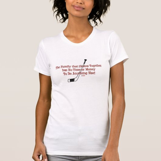 その家族は一緒にスケートで滑ります Tシャツ (正面)