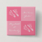 その対の女の子のかわいくガーリーなピンクのベビーの足跡 缶バッジ (正面)