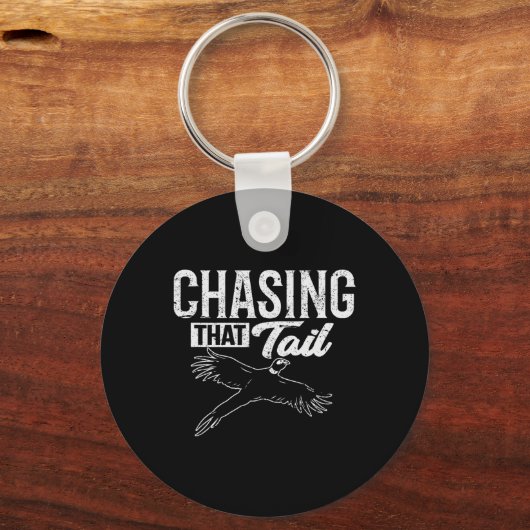 その尾を追いかける熱心なキジ狩りハンター キーホルダー (正面)