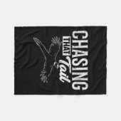 その尾を追いかける熱心なキジ狩りハンター フリースブランケット (正面(横))