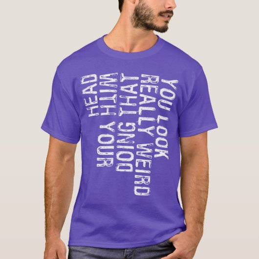 その帽子をかぶると変な顔に見えるよ 面白Tシャツ Tシャツ (正面)