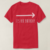 その彼女の誕生日(矢印を指しおもしろいて)ユーモア Tシャツ (デザイン正面)