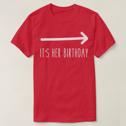 その彼女の誕生日(矢印を指しおもしろいて)ユーモア Tシャツ (デザイン正面)