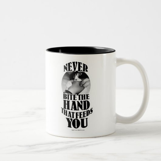 その手の猫のクリシェのユーモアおもしろい ツートーンマグカップ (右)