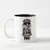 その手の猫のクリシェのユーモアおもしろい ツートーンマグカップ (左)