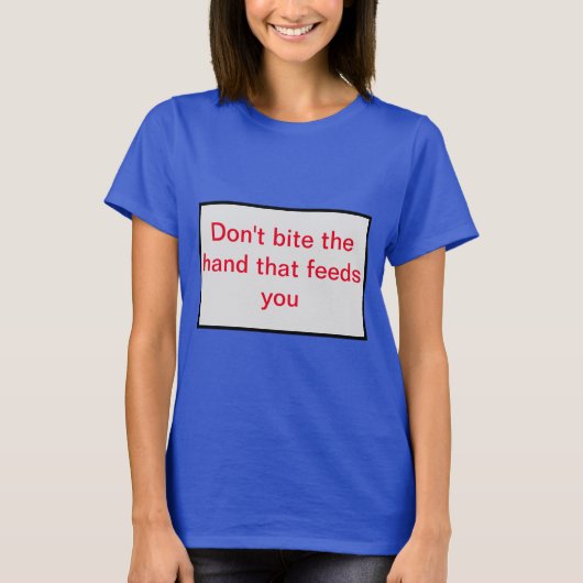 その手を噛むな食べ物を与えさい。 Tシャツ (正面)