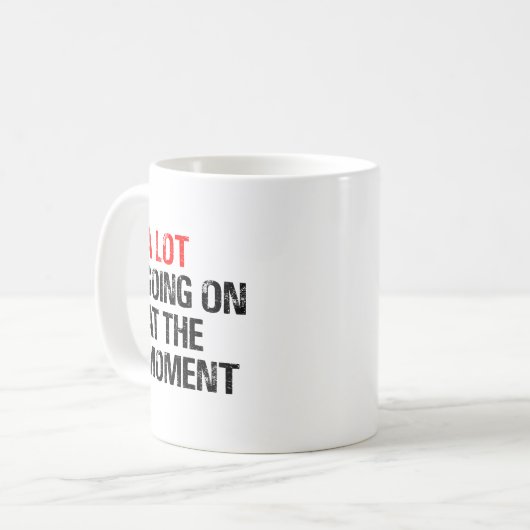 その時点でたくさんのことが起こっている コーヒーマグカップ (正面左)