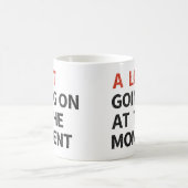 その時点でたくさんのことが起こっている コーヒーマグカップ (中央)