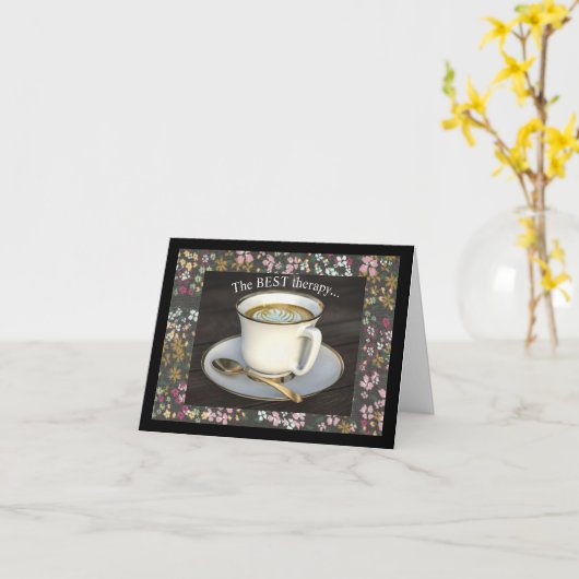 その最高のセラピーは友達のカードとコーヒーを持つ カード (黄色い花)