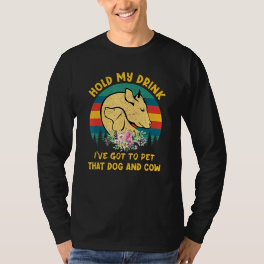 その犬と牛得の牛を飼うために私の飲み物を持つ Tシャツ (正面)