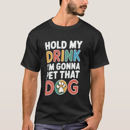 その犬を撫でに行くので飲み物を取って Funny Sarc Tシャツ (正面)