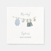 その男の子の服シンプル水色の赤ちゃんシャワー スタンダードカクテルナプキン (正面)