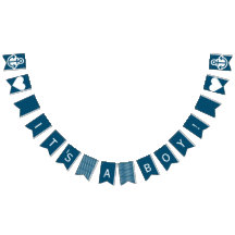 その男の子の青および白く航海のな旗布