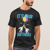 その私たちの誕生日宇宙飛行士ツインズ誕生日 Tシャツ (正面)