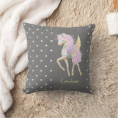 その装飾用クッションは可愛いユニコーンが特徴だ。 クッション (ブランケット)