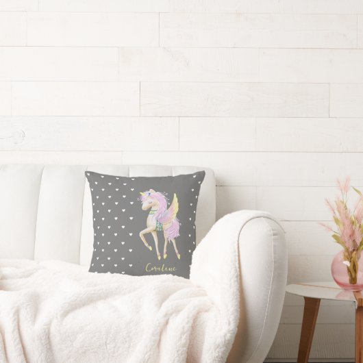 その装飾用クッションは可愛いユニコーンが特徴だ。 クッション (ソファ)