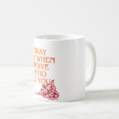 その裏切り者は忘れ自分を裏切る コーヒーマグカップ (正面右)