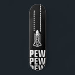 その間の宇宙 スケートボード<br><div class="desc">一方、宇宙の宇宙飛行士は他の世界からの侵入者を撃退する。"PEW PEW PEW" -宇宙バトルスケートボードデッキ</div>