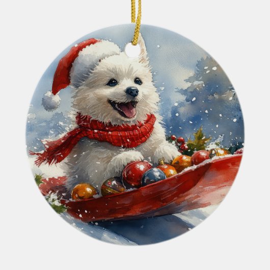 そりで雪を楽しむアメリカン・エスキモー犬 クリスマス セラミックオーナメント (正面)