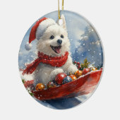 そりで雪を楽しむアメリカン・エスキモー犬 クリスマス セラミックオーナメント (左)