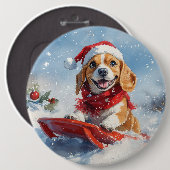 そりで雪遊びするビーグル犬 クリスマスデザイン 缶バッジ (正面&裏面)