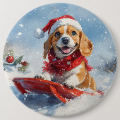 そりで雪遊びするビーグル犬 クリスマスデザイン 缶バッジ (正面)