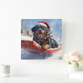 そりに入ったロットワイラー犬 雪を降らせて クリスマス スクエア壁時計 (ホーム)
