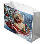 そりの中のコカプー犬 雪を降らせて クリスマス ラージペーパーバッグ (裏面アングル)