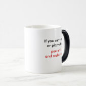 それおよび歩行の遠くになマグの小便 モーフィングマグカップ (正面右)