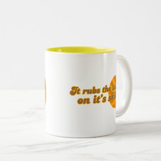 それがローションを肌に塗る ツートーンマグカップ (正面右)